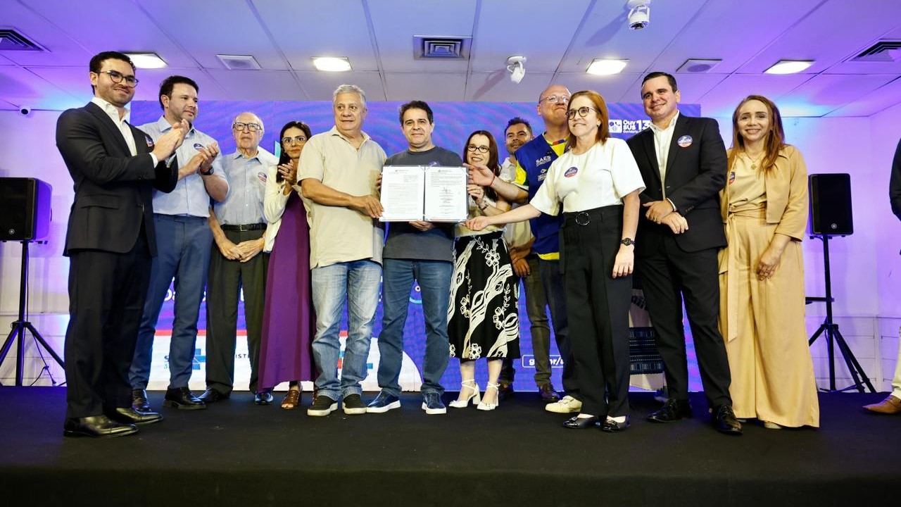 grupo de pessoas posa para a foto